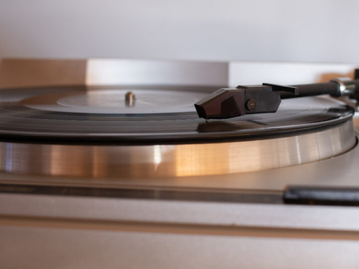 Como Funciona um Toca-Discos: Guia Completo do Vinil ao Som Final
