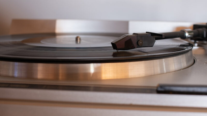 Como Funciona um Toca-Discos: Guia Completo do Vinil ao Som Final