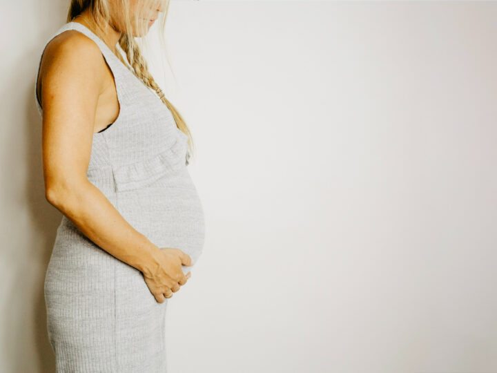 Corrimento rosado na gravidez: causas, riscos e cuidados