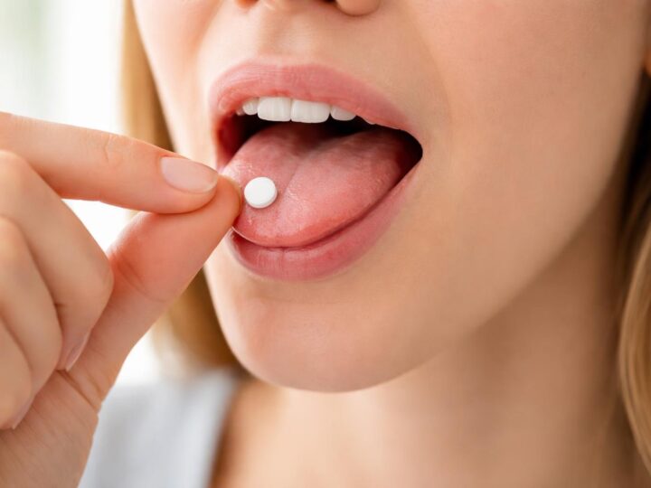Remédio sublingual pode ser engolido? Entenda riscos e cuidados