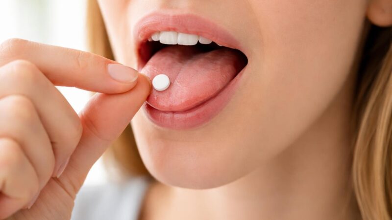 Remédio sublingual pode ser engolido? Entenda riscos e cuidados