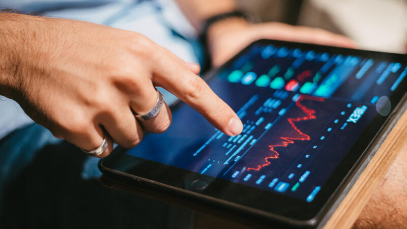Selic a 14,75%: investir em renda fixa ou variável?